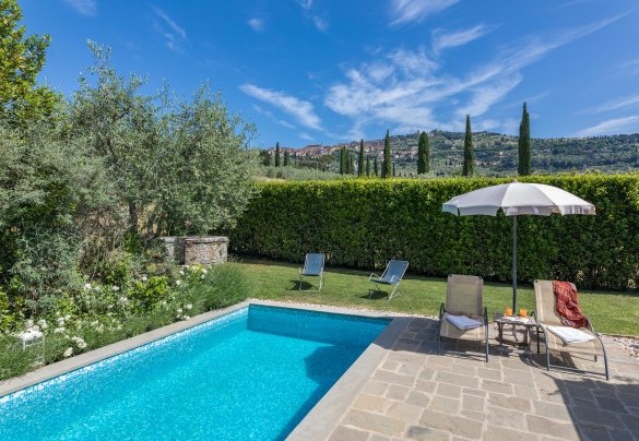 L’area solarium, di 150 mq, che circonda la piscina è pavimentata con pietra serena e per il resto con pratino - La Capannina 