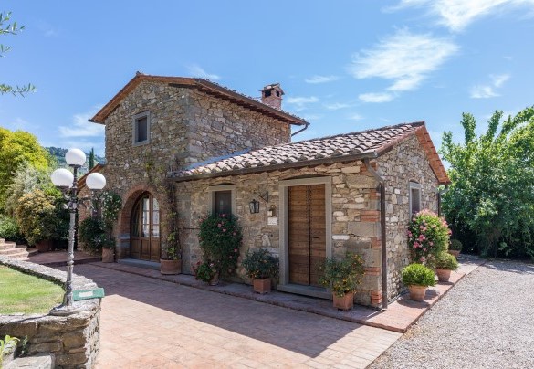La graziosa casetta costruita interamente in pietra dall’architettura squisitamente toscana - La Capannina