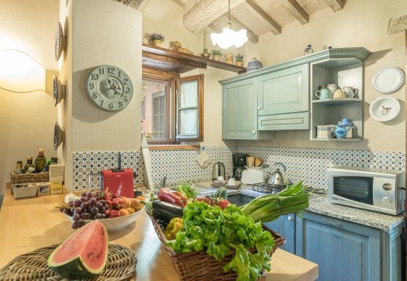 La cucina in muratura ben accessoriata - La Capannina