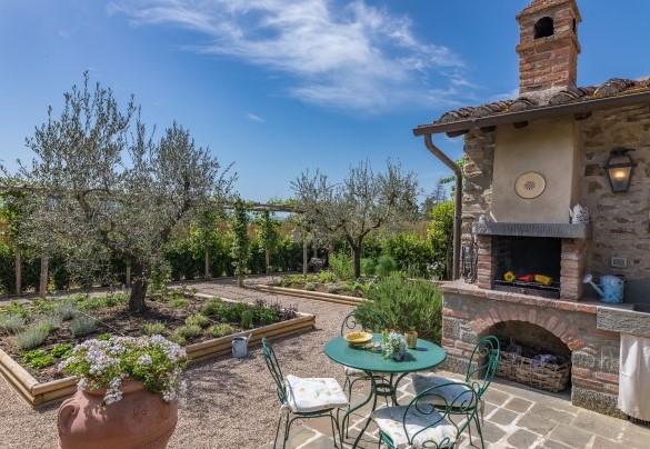 Alberi ad alto fusto tipici della vegetazione toscana, come i cipressi, i gelsi e gli olivi si alternano nel giardino tutt’intorno - La Capannina 