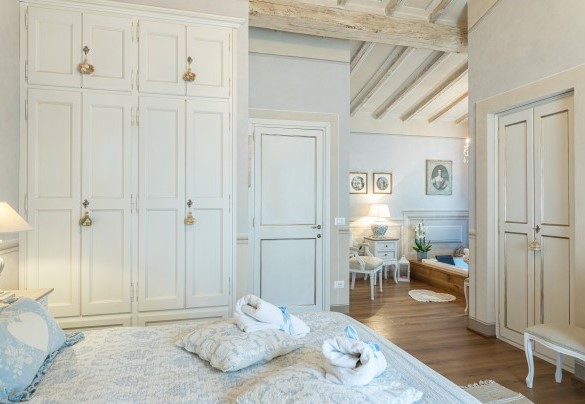 Camera matrimoniale con letto largo 1,80 con vasca idromassaggio a vista (accessoriata con aroma e cromoterapia) - La Capannina