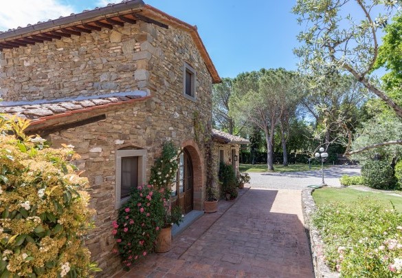 Il fascino tipico dei casali toscani a cui fanno da cornice un giardino rigoglioso e curato - La Capannina  