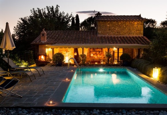 La piscina misura 7 x 3 m con profondità costante di 1,40 m ed è dotata di illuminazione sia esterna che interna alla vasca - La Capannina   