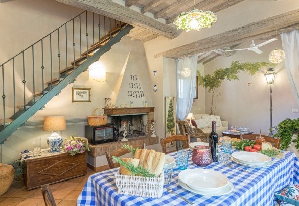 La sala da pranzo con caminetto - La Capannina 