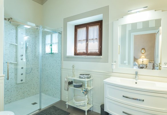 Bagno en suite con doccia idromassaggio (con radio incorporata e cromoterapia) al piano terra - La Capannina