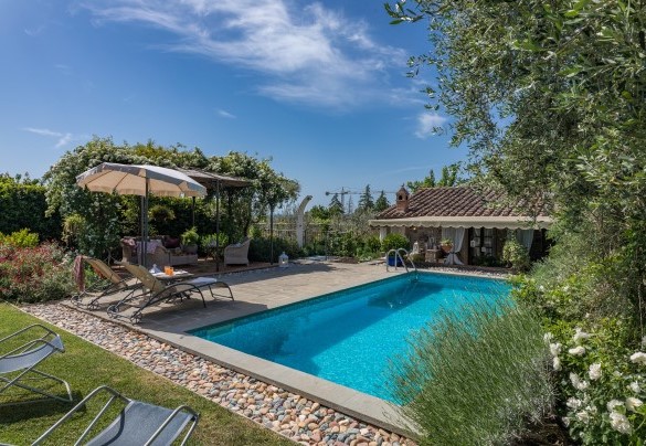 La piscina è situata ad un livello superiore rispetto alla casa ed all’attigua veranda, da cui dista appena 2 m - La Capannina 
