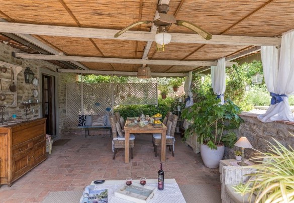 La spaziosa veranda con area salotto e zona pranzo - La Capannina