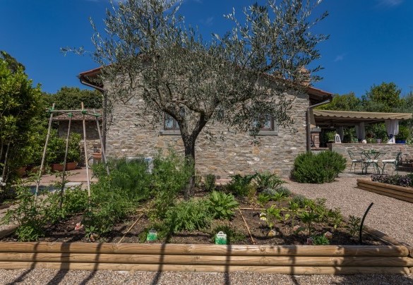 Concepita inizialmente come annesso agricolo della vicina casa colonica e poi rinata con accurato recupero - La Capannina 