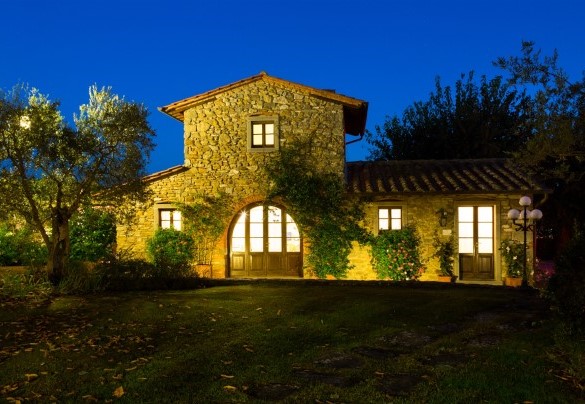 Il casale illuminato al tramonto - La Capannina   