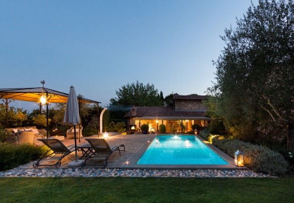La piscina e il casale illuminati di notte - La Capannina   