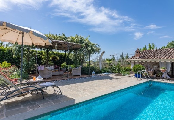 La piscina e il casale sullo sfondo - La Capannina 