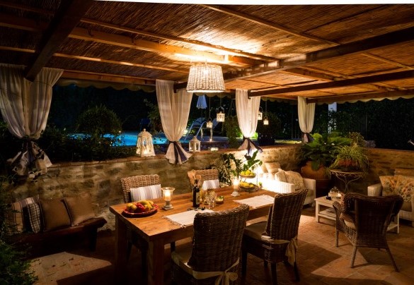 La romantica veranda illuminata di notte - La Capannina   