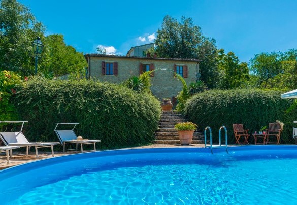 La piscina e la zona prendisole attrezzata con lettini e ombrellone– La Casa dell’Artista 6