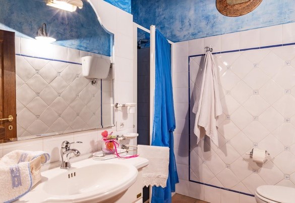 Bathroom with shower  n.1 on the ground floor – La Casa dell’Artista 6