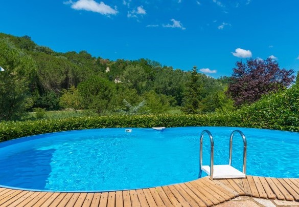Pool lined in PVC, it has a wooden edge and a ladder for access to the water – La Casa dell’Artista 6