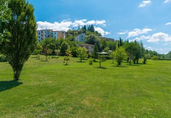 The villa is surrounded by a green and extensive park immersed in the tranquility of the countryside – La Casa dell’Artista 6