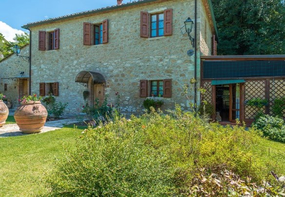 The villa is surrounded by a green and extensive park immersed in the tranquility of the countryside – La Casa dell’Artista 6