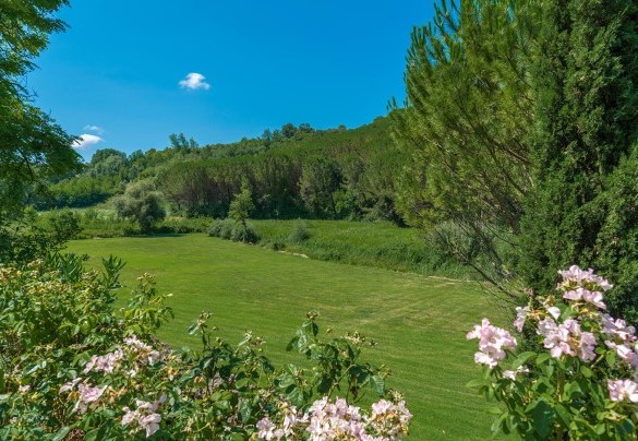 The lush park that embraces the property – La Casa dell’Artista 6