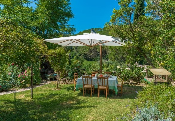 The umbrella shades the table prepared for outdoor breakfast – La Casa dell’Artista 6