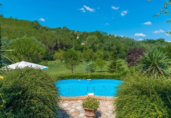 The park surrounding the pool, overlooking the green landscape – La Casa dell’Artista 6