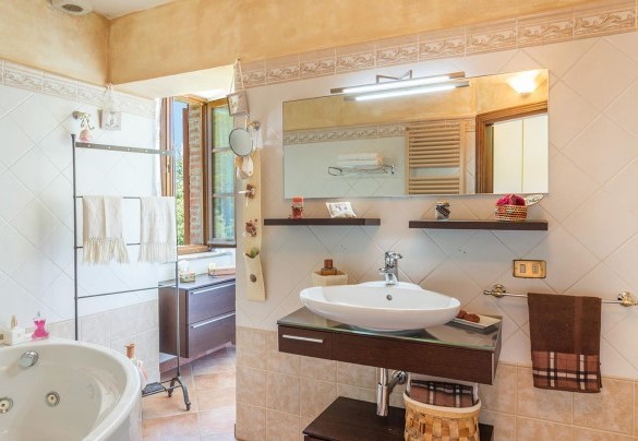 Bathroom with hydromassage tub n.2 on the first floor – La Casa dell’Artista 6