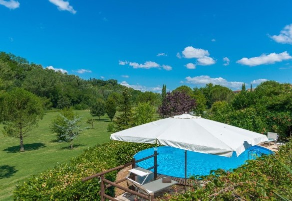 The park surrounding the pool, overlooking the green landscape – La Casa dell’Artista 6