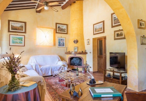 Living room with fireplace, sat Tv and exit to the garden – La Casa dell’Artista 6