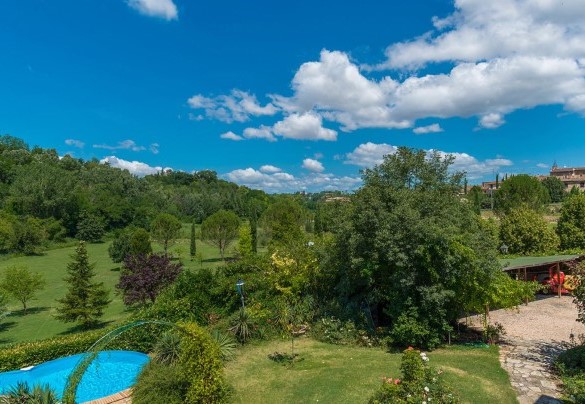 Pool is about 15 m away the house, and is reached down a short flight of steps and along a paved pathway across the grass – La Casa dell’Artista 6