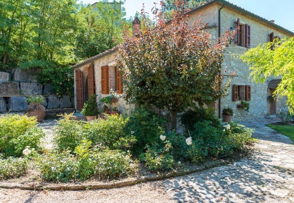 At the end of the driveway, and just a few steps from the main entrance – La Casa dell’Artista 6