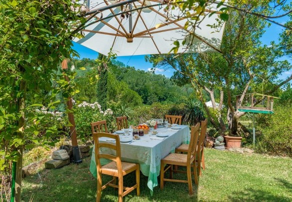 The umbrella shades the table prepared for outdoor breakfast – La Casa dell’Artista 6