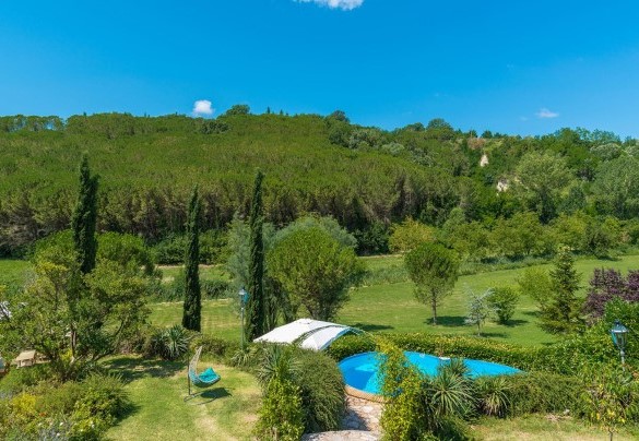 The park surrounding the pool, overlooking the green landscape – La Casa dell’Artista 6