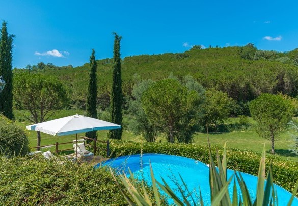 The nice pool immersed in the green park, the equipped solarium – La Casa dell’Artista 6