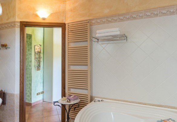 Bathroom with hydromassage tub n.2 on the first floor – La Casa dell’Artista 6