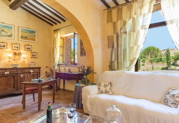Living room with fireplace, sat Tv and exit to the garden – La Casa dell’Artista 6
