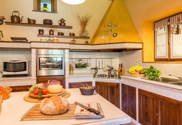 The bright and equipped kitchen – La Casa dell’Artista 6