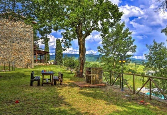 The picnic table in the shade of chestnut trees and the masonry barbecue – La Casa di Elsa 