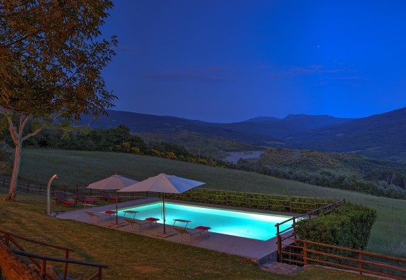 The pool surrounded by lights in warm and soft tones – La Casa di Elsa 