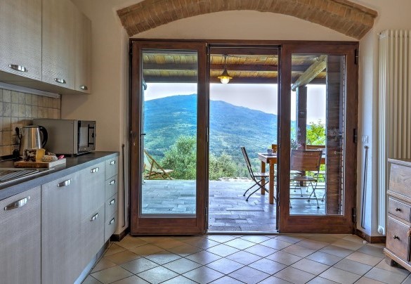 The arge kitchen with direct access to the porch – La Casa di Elsa 
