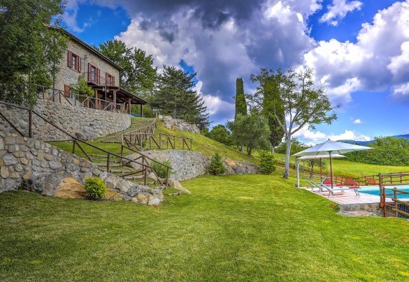Pool set in the lowest terrace of the garden and clearly visible from the rooms and patio – La Casa di Elsa 