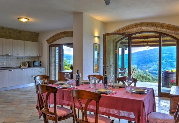 The dining area and kitchen with direct access to the porch – La Casa di Elsa 
