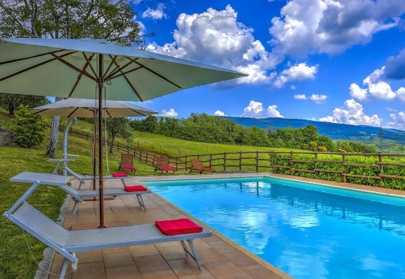 The pool edged in stoneware tiles and lined in PVC – La Casa di Elsa 