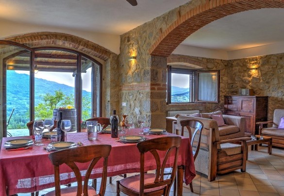 The dining and living area with direct access to the porch – La Casa di Elsa 