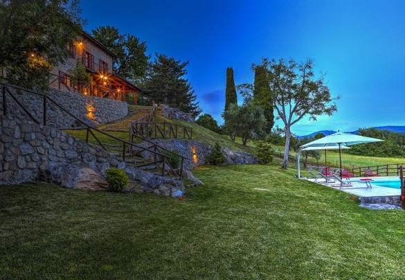 The small The park is lit with soft and enveloping lights to enjoy unforgettable moments under the Tuscany sky – La Casa di Elsa 6 that runs through the property – La Casa di Elsa 