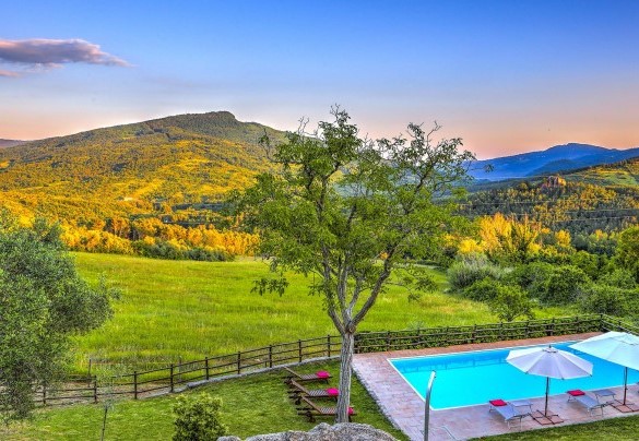 The pool immersed in the Amiata hilly landscape – La Casa di Elsa 