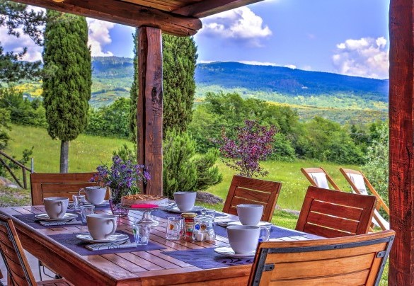 The pool and the solarium overlook the landscape, on the Monte Amiata area – La Casa di Elsa 