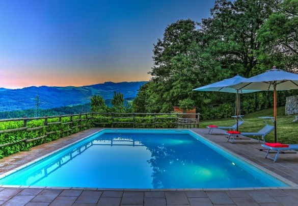 Roman steps lead into the pool and it is equipped with internal and external lighting – La Casa di Elsa 