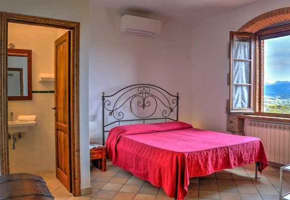 Double bedroom n. 1 with en-suite bathroom, on the first floor – La Casa di Elsa 