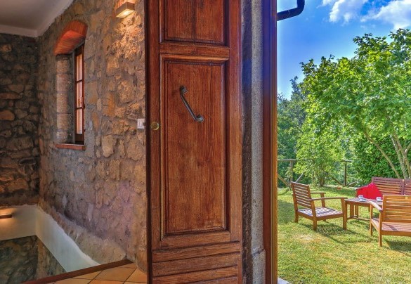 The entrance to the first floor and the stairs to the open space on the ground floor – La Casa di Elsa 