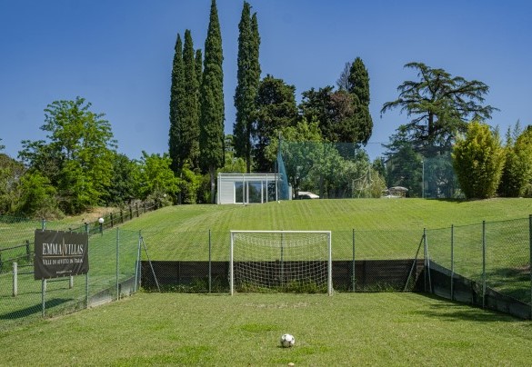 Il parco ospita un campo da calcio - La casa di Nanì