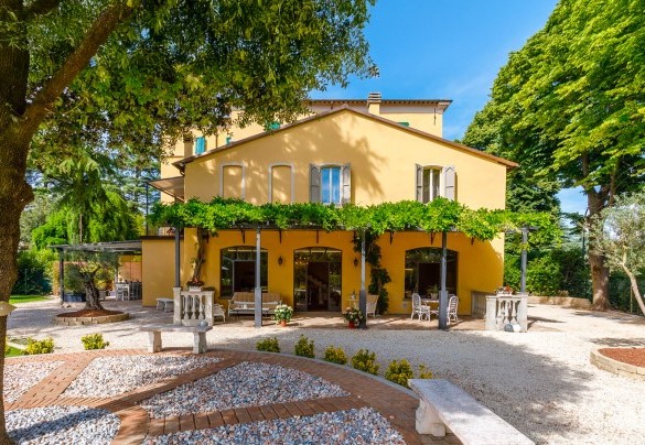 L'ingresso della villa si affaccia sul giardino - La casa di Nanì